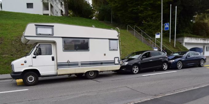 Es entstand ein Sachschaden von mehreren Tausend Franken. Unfall