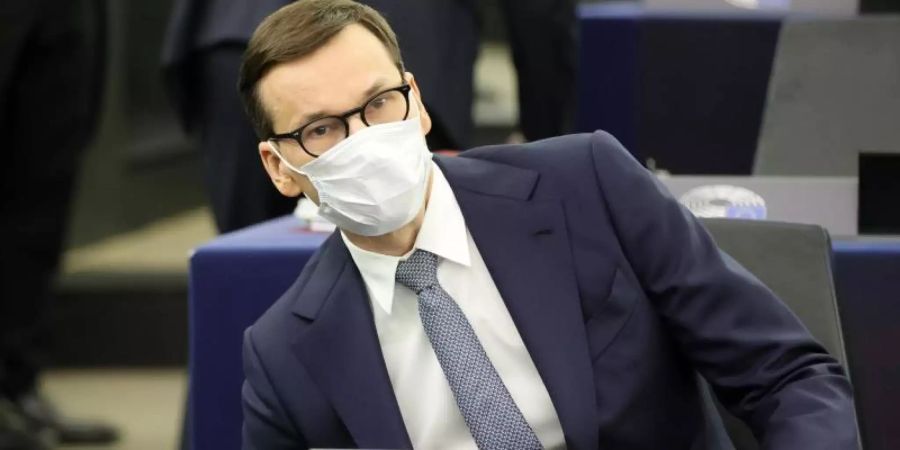 Mateusz Morawiecki, Ministerpräsident von Polen, sitzt im Europäischen Parlament in Strassburg. Foto: Ronald Wittek/Pool EPA/AP/dpa