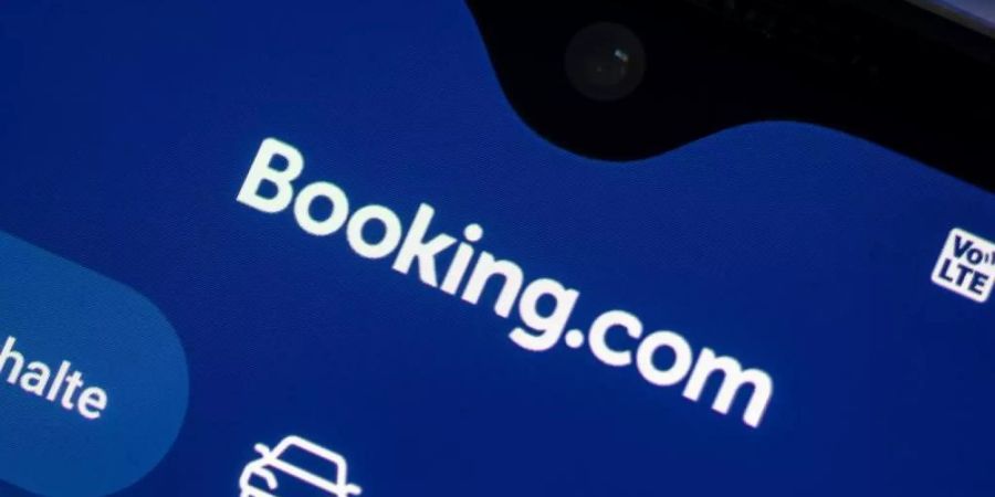 Das Reiseportals Booking.com richtet sich neu aus. Nutzer sollen hier künftig nicht nur Unterkünfte, sondern auch das passende Reisemittel finden können. Foto: Fabian Sommer/dpa