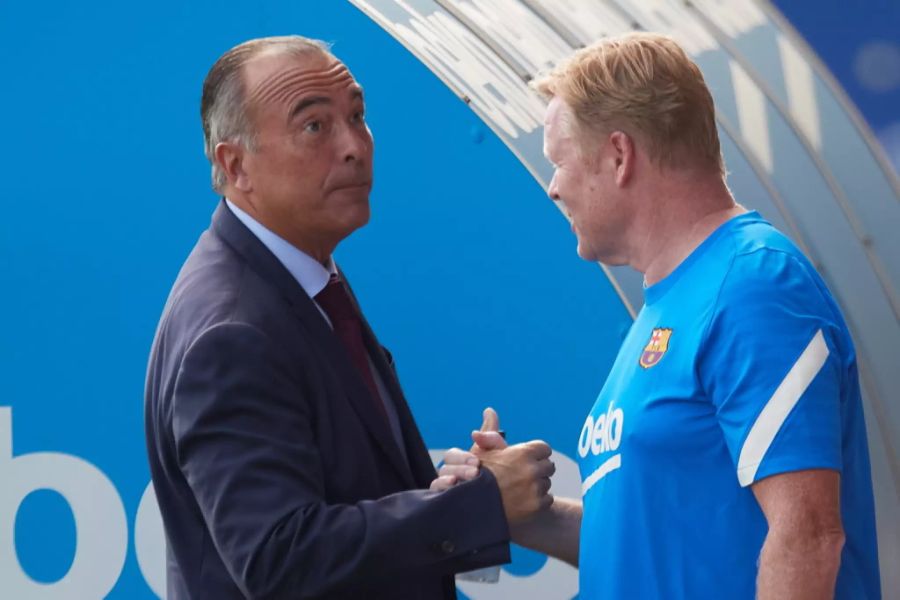 Vize-Präsident Rafael Yuste (l.) mit Barça-Trainer Ronald Koeman (r.).