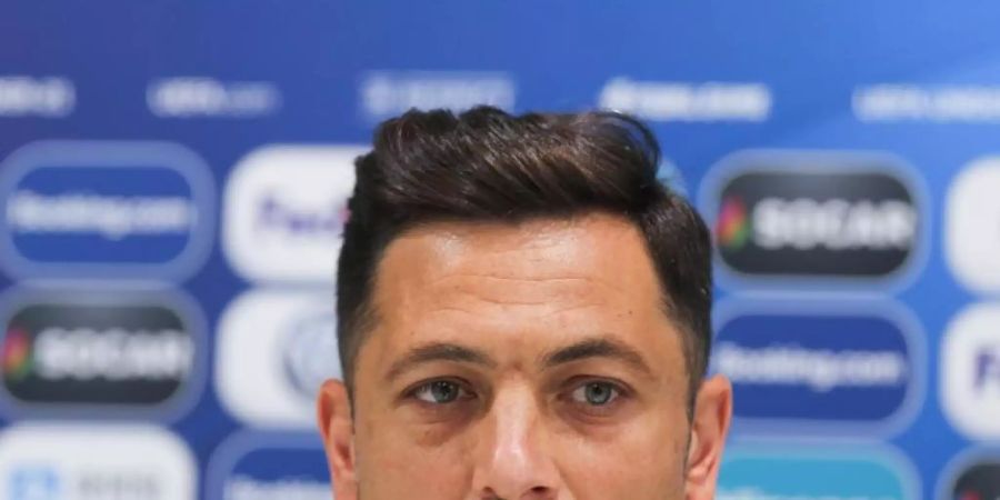 Mirel Radoi, Nationaltrainer von Rumänien, spricht bei einer Pk. Foto: Cezaro De Luca/dpa