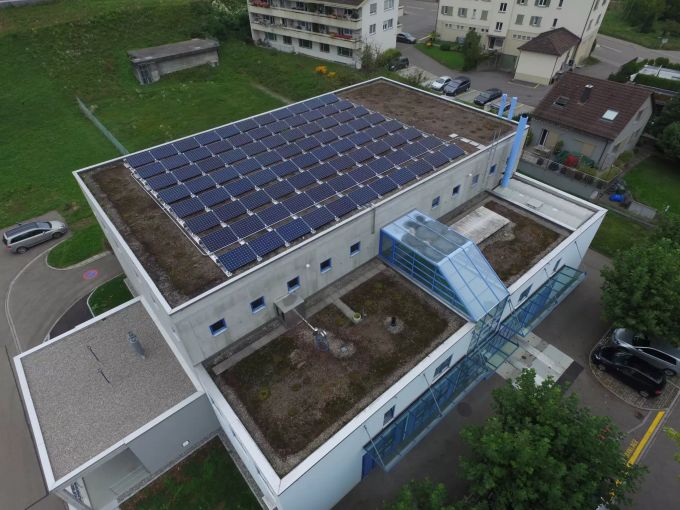 Die Kläranlage Ürikon wurde mit einer Photovoltaikanlage ausgerüstet. glp Stäfa