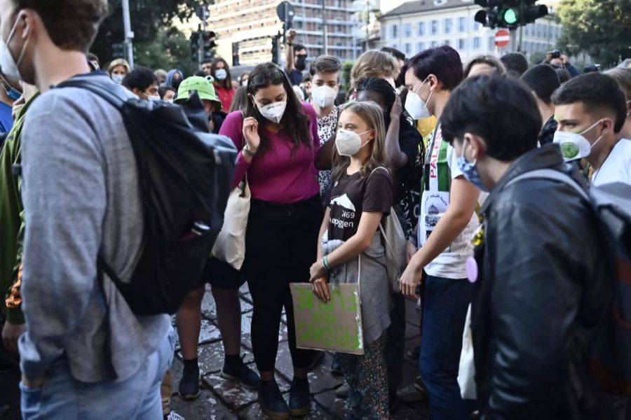 An der Demonstration gegen den Klimawandel in Mailand zeigte sich Greta Thunberg (Mitte) sehr vertraut mit einem jungen Mann zu ihrer Rechten