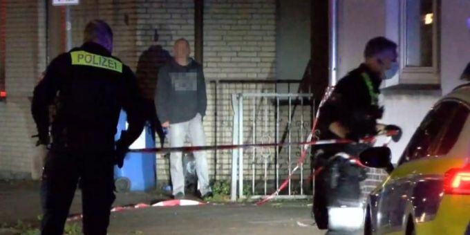 Polizisten sperren den mutmasslichen Tatort ab. Eine Person ist am Sonntagabend in Delmenhorst tödlich verletzt worden. Foto: Kai Moorschlatt/Nord-West-Media TV/dpa Polizisten sperren den mutmasslichen Tatort ab. Eine Person ist am Sonntagabend in Delmenhorst tödlich verletzt worden. Foto: Kai Moorschlatt/Nord-West-Media TV/dpa