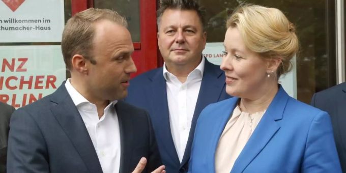 Franziska Giffey begrüsst vor der SPD-Landeszentrale in Berlin-Wedding Sebastian Czaja (l), den Vorsitzenden der FDP-Fraktion im Abgeordnetenhaus, zu ihrem ersten Sondierungsgespräch. In der Mitte Innensenator Andreas Geisel. Foto: Wolfgang Kumm/dpa Franziska Giffey begrüsst vor der SPD-Landeszentrale in Berlin-Wedding Sebastian Czaja (l), den Vorsitzenden der FDP-Fraktion im Abgeordnetenhaus, zu ihrem ersten Sondierungsgespräch. In der Mitte Innensenator Andreas Geisel. Foto: Wolfgang Kumm/dpa
