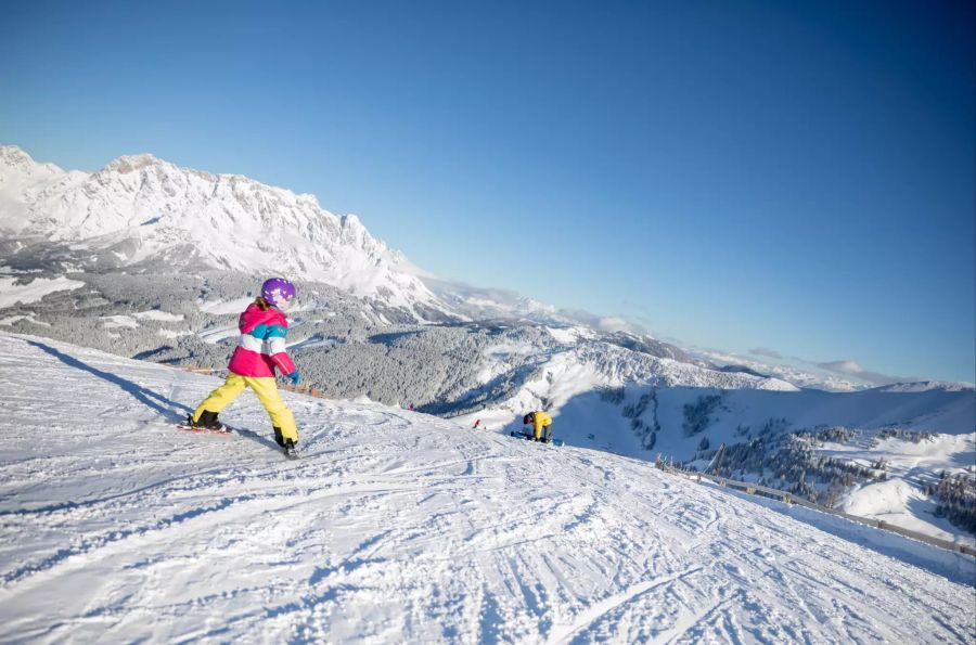 Kinder auf Skipiste Berge