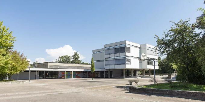 Die Schulanlage Känelmatte in Therwil umfasst eine Sekundar- und eine Musikschule. Die Schulanlage Känelmatte in Therwil umfasst eine Sekundar- und eine Musikschule.