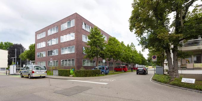 Die Gemeindeverwaltung und das Gemeindezentrum an der Baslerstrasse 111 in Allschwil. Die Gemeindeverwaltung und das Gemeindezentrum an der Baslerstrasse 111 in Allschwil.