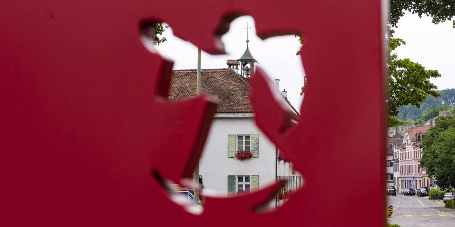 Blick durch den Mönch (der Münchenstein Namen und Wappen beschert hat) auf das alte Gemeindehaus.