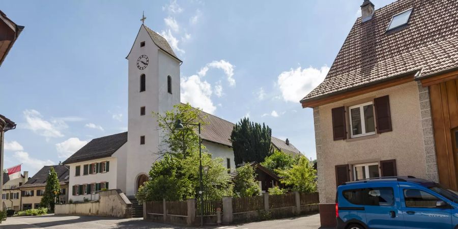 Die Kirche Sankt Blasius an der Hauptstrasse Gempen.