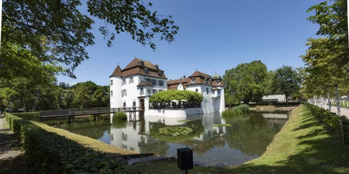 Weiherschloss in Bottmingen, 13. Jhd; Als eines der wenigen Wasserschlösser der Schweiz bewahrt es trotz der Barockisierung den mittelarlterlichen Charakter einer Wasserburg. Weiherschloss in Bottmingen, 13. Jhd; Als eines der wenigen Wasserschlösser der Schweiz bewahrt es trotz der Barockisierung den mittelarlterlichen Charakter einer Wasserburg.