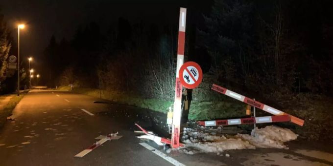 Die Polizei sucht einen beschädigten Citroen Berlingo oder Peugeot Partner. Kantonspolizei Solothurn