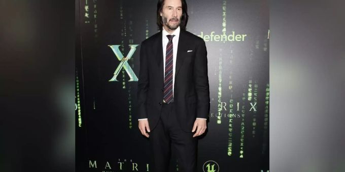 Keanu Reeves erschien klassisch im schwarzen Anzug in San Francisco. Keanu Reeves