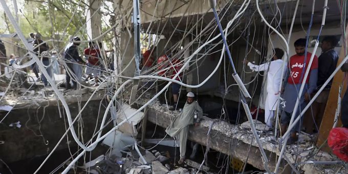 Bei einer Explosion in der pakistanischen Hafenstadt Karachi sind am Samstag einem Polizeisprecher zufolge mehrere Menschen getötet worden. Foto: Fareed Khan/AP/dpa Bei einer Explosion in der pakistanischen Hafenstadt Karachi sind am Samstag einem Polizeisprecher zufolge mehrere Menschen getötet worden. Foto: Fareed Khan/AP/dpa
