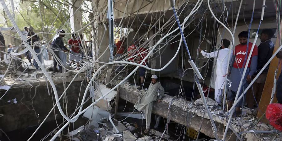 Bei einer Explosion in der pakistanischen Hafenstadt Karachi sind am Samstag einem Polizeisprecher zufolge mehrere Menschen getötet worden. Foto: Fareed Khan/AP/dpa