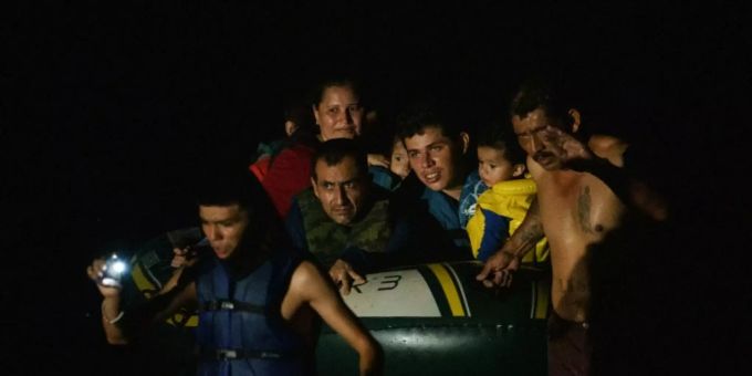 Migranten versuchen über den Rio Grande in die USA zu gelanden Migranten versuchen über den Rio Grande in die USA zu gelanden