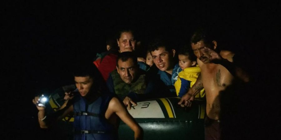 Migranten versuchen über den Rio Grande in die USA zu gelanden