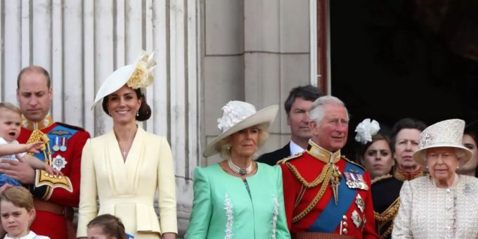 Queen Elizabeth II. soll Weihnachten nicht allein sein. Queen Elizabeth II. soll Weihnachten nicht allein sein.
