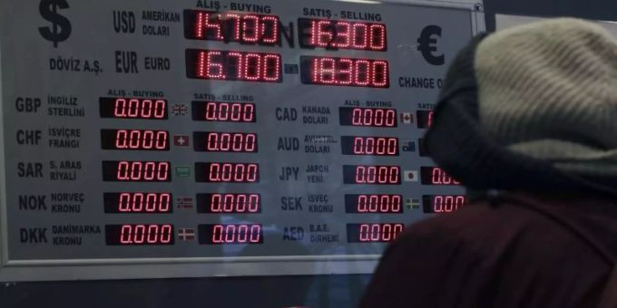 Eine Frau tauscht in einer Wechselstube türkische Lira gegen US-Dollar. Foto: Burhan Ozbilici/AP/dpa Eine Frau tauscht in einer Wechselstube türkische Lira gegen US-Dollar. Foto: Burhan Ozbilici/AP/dpa