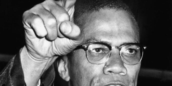 Der US-amerikanische Bürgerrechtler Malcolm X auf einer Kundgebung 1963. (Archivbild). Foto: dpa Der US-amerikanische Bürgerrechtler Malcolm X auf einer Kundgebung 1963. (Archivbild). Foto: dpa