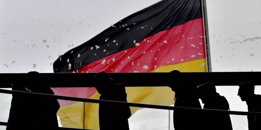 Eine deutliche Mehrheit der Wahlberechtigten in Deutschland verortet sich politisch selbst in der Mitte. Foto: Paul Zinken/dpa