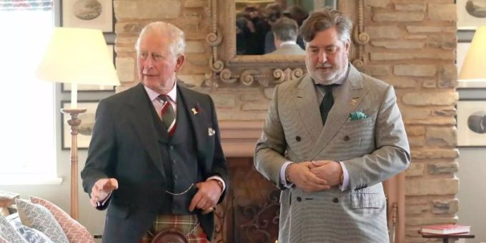 Charles (l), Prinz von Wales, und Michael Fawcett. Foto: Andrew Milligan/PA Wire/dpa Charles (l), Prinz von Wales, und Michael Fawcett. Foto: Andrew Milligan/PA Wire/dpa
