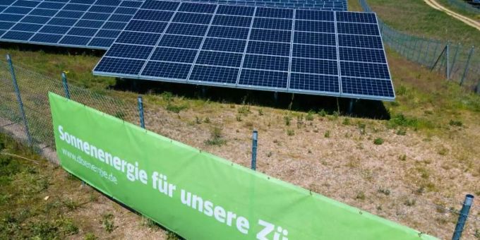 Der neue Photovoltaik-Park des Unternehmens Enerparc wird offiziell in Betrieb genommen. Die Unternehmen Enerparc und die Deutsche Bahn haben einen Stromliefervertrag über jährlich 80 Gigawattstunden abgeschlossen. Foto: Jens Büttner/dpa-Zentralbild/dpa Der neue Photovoltaik-Park des Unternehmens Enerparc wird offiziell in Betrieb genommen. Die Unternehmen Enerparc und die Deutsche Bahn haben einen Stromliefervertrag über jährlich 80 Gigawattstunden abgeschlossen. Foto: Jens Büttner/dpa-Zentralbild/dpa