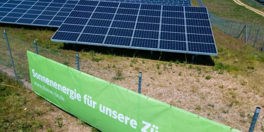 Der neue Photovoltaik-Park des Unternehmens Enerparc wird offiziell in Betrieb genommen. Die Unternehmen Enerparc und die Deutsche Bahn haben einen Stromliefervertrag über jährlich 80 Gigawattstunden abgeschlossen. Foto: Jens Büttner/dpa-Zentralbild/dpa