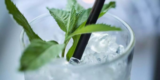 Der Cocktail namens Caipirinha lässt sich auch im Gurkenglas zubereiten. cocktail