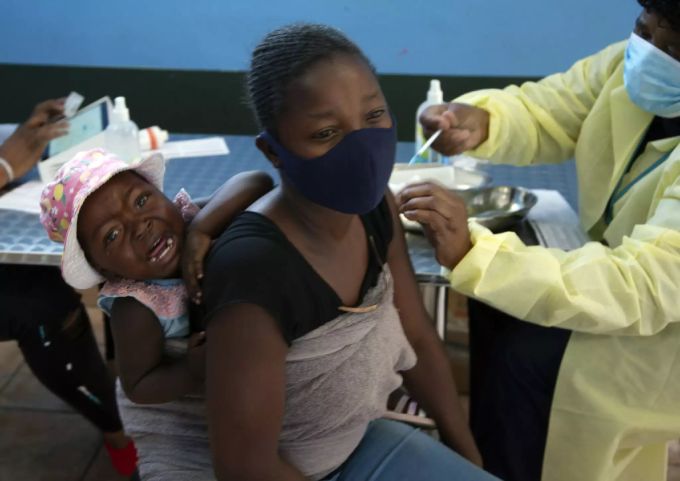 Eine Frau in Südafrika wird geimpft. südafrika
