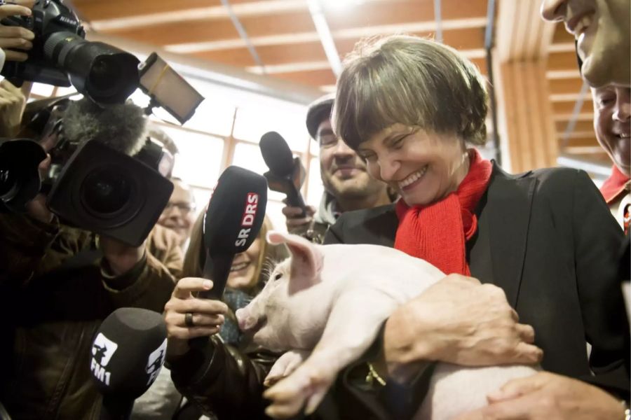 Schwein gehabt: Einige Bundesräte wurden innert weniger Jahre zweimal Bundespräsident, so wie Micheline Calmy-Rey, die darum 2011 an der Olma mit Ferkel posieren durfte.