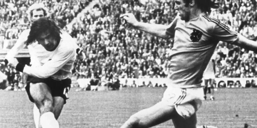 Der deutsche Stürmer Gerd Müller (l) erzielt den Siegtreffer im Fussball-WM-Finale 1974 in München. Foto: picture alliance / dpa