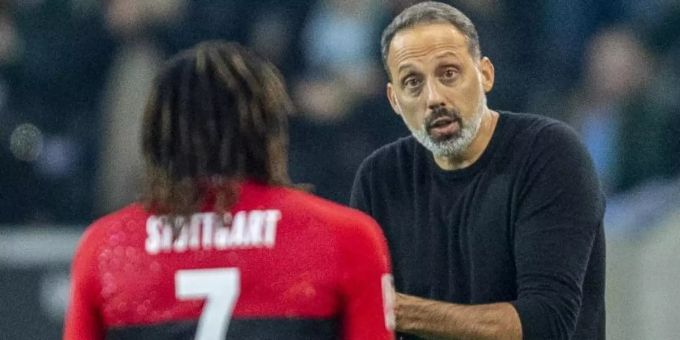 Stuttgarts Trainer Pellegrino Matarazzo (r) gibt Stuttgarts Tanguy Coulibaly Anweisungen. Foto: David Inderlied/dpa Stuttgarts Trainer Pellegrino Matarazzo (r) gibt Stuttgarts Tanguy Coulibaly Anweisungen. Foto: David Inderlied/dpa