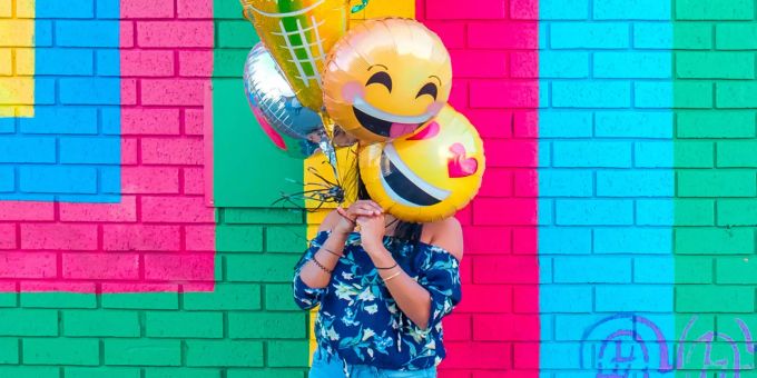 Optimismus ist keine angeborene Eigenschaft. Optimismus lässt sich trainieren. Frau mit Ballon