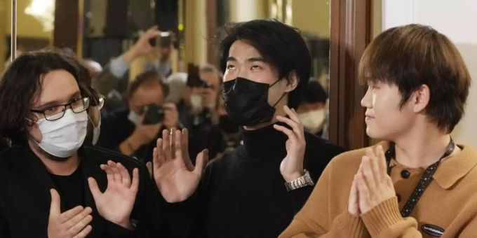Bruce Liu (M) hat den Chopin-Wettbewerb gewonnen. Foto: Czarek Sokolowski/AP Bruce Liu (M) hat den Chopin-Wettbewerb gewonnen. Foto: Czarek Sokolowski/AP