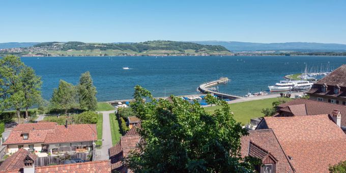 Der Hafen Murten mit dem Mont-Vuilly im Hintergrund. Der Hafen Murten mit dem Mont-Vuilly im Hintergrund.
