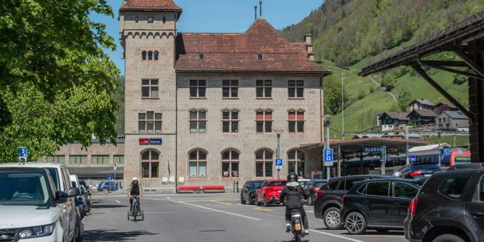 Bahnhofsgebäude in Glarus. Bahnhofsgebäude in Glarus.