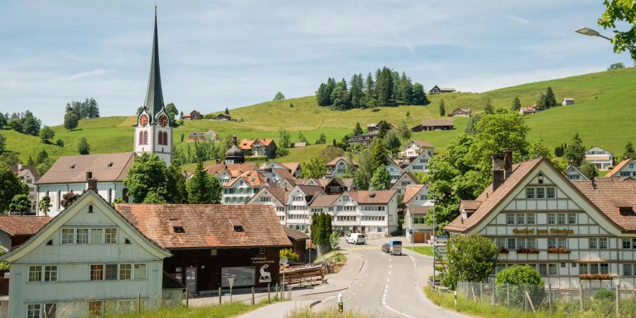 Stosstrasse mit Blick auf die Gemeinde Gais (AR).