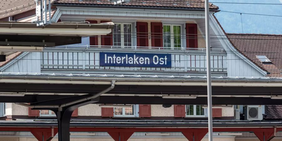 Ein Holzwagen der Jungfraubahn vor dem Bahnhof Interlaken Ost.