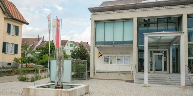 Gemeindehaus Eschlikon im Bezirk Münchwilen. Gemeindehaus Eschlikon im Bezirk Münchwilen.
