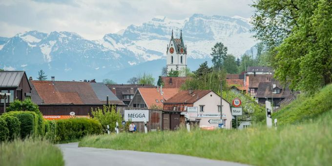 Blick auf die Kirche in Maur. Blick auf die Kirche in Maur.