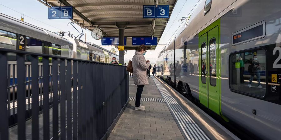 Perrons am Bahnhof Lyss.