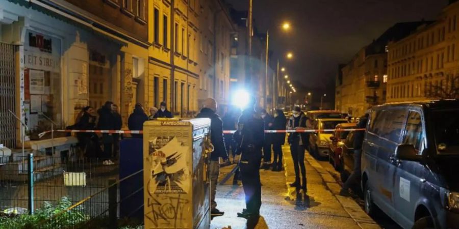 Die Polizei hat den Platz vor dem Büro abgesperrt. Foto: TNN/dpa