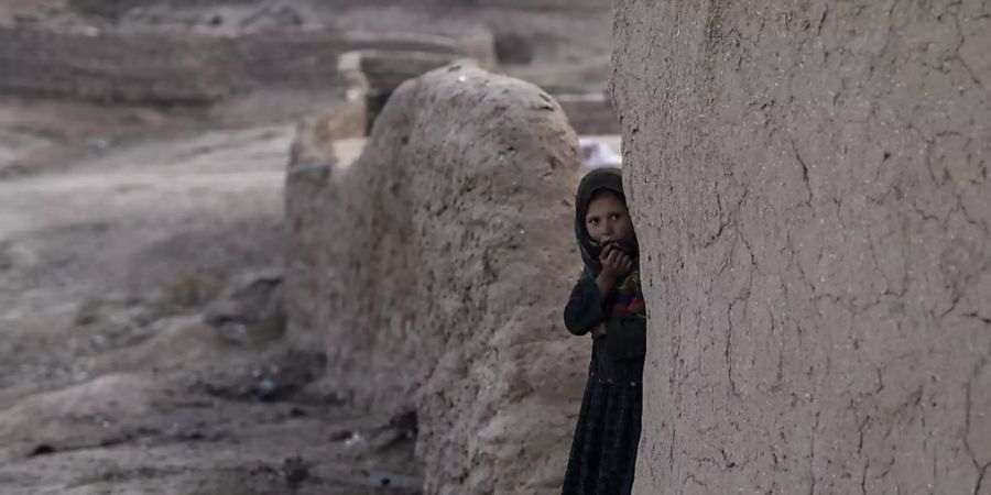 Ein Mädchen schaut aus ihrem Haus im afghanischen Dorf Kamar Kalagh. Foto: Petros Giannakouris/AP/dpa