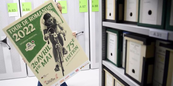 Richard Chassot, Direktor der Tour de Romandie, präsentiert das aktuelle Logo. Tour de Romandie