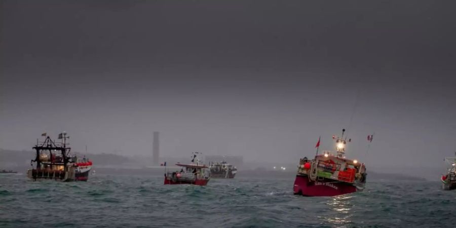 Französische Fischerboote protestieren vor der britischen Kanalinsel Jersey (Archivbild). Foto: Gary Grimshaw/Bailiwick Express/PA Media/dpa