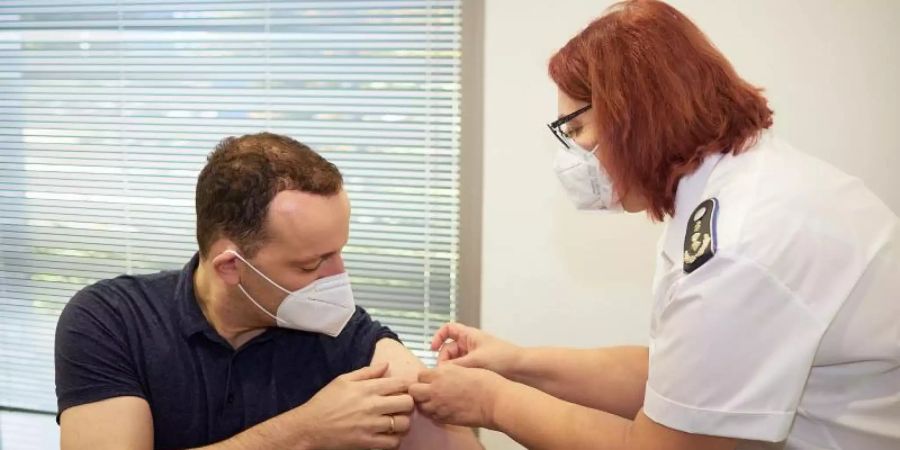 Gesundheitsminister Jens Spahn bekommt eine Auffrischungsimpfung gegen das Corona-Virus. Foto: Jan Pauls/Bundesgesundheitsministerium/dpa