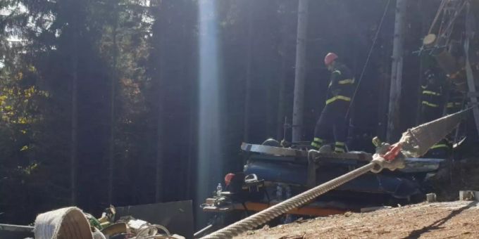 HANDOUT - Fast fünf Monate nach dem Seilbahn-Unglück in Norditalien, bei dem 14 Menschen starben, bereitet die italienische Feuerwehr den Abtransport der abgestürzten Gondel am Monte Mottarone vor. Foto: Vigili del Fuoco/dpa - ACHTUNG: Nur zur redaktionellen Verwendung im Zusammenhang mit der aktuellen Berichterstattung und nur mit vollständiger Nennung des vorstehenden Credits HANDOUT - Fast fünf Monate nach dem Seilbahn-Unglück in Norditalien, bei dem 14 Menschen starben, bereitet die italienische Feuerwehr den Abtransport der abgestürzten Gondel am Monte Mottarone vor. Foto: Vigili del Fuoco/dpa - ACHTUNG: Nur zur redaktionellen Verwendung im Zusammenhang mit der aktuellen Berichterstattung und nur mit vollständiger Nennung des vorstehenden Credits