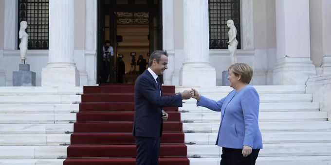 dpatopbilder - Kyriakos Mitsotakis (l), Premierminsiter von Griechenland, begrüsst die geschäftsführende Bundeskanzlerin Angela Merkel. Zwei Tage besucht Merkel das Land. Foto: Petros Giannakouris/AP/dpa dpatopbilder - Kyriakos Mitsotakis (l), Premierminsiter von Griechenland, begrüsst die geschäftsführende Bundeskanzlerin Angela Merkel. Zwei Tage besucht Merkel das Land. Foto: Petros Giannakouris/AP/dpa