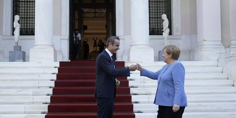 dpatopbilder - Kyriakos Mitsotakis (l), Premierminsiter von Griechenland, begrüsst die geschäftsführende Bundeskanzlerin Angela Merkel. Zwei Tage besucht Merkel das Land. Foto: Petros Giannakouris/AP/dpa